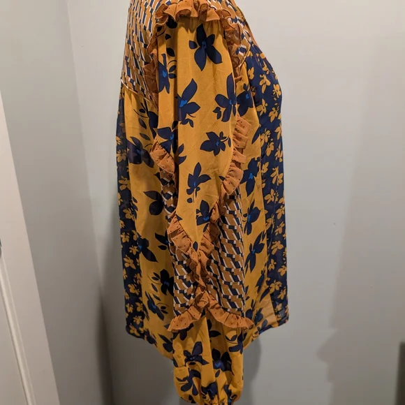 Cabi Geometric Pattern Top - Picture 5 of 10